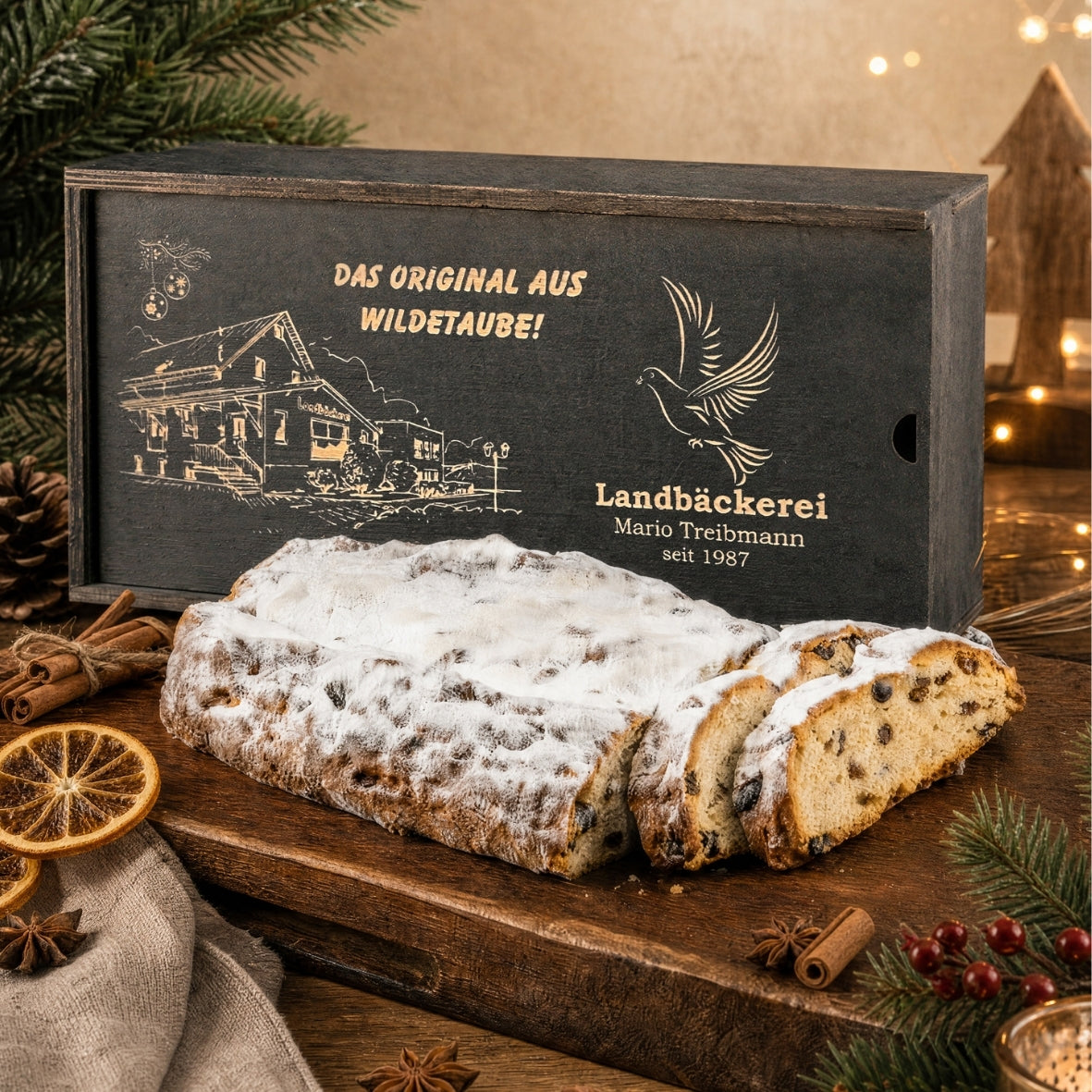 1kg Goldsiegel Butterstollen, auf einem Brett und dahinter die elegante Holzbox