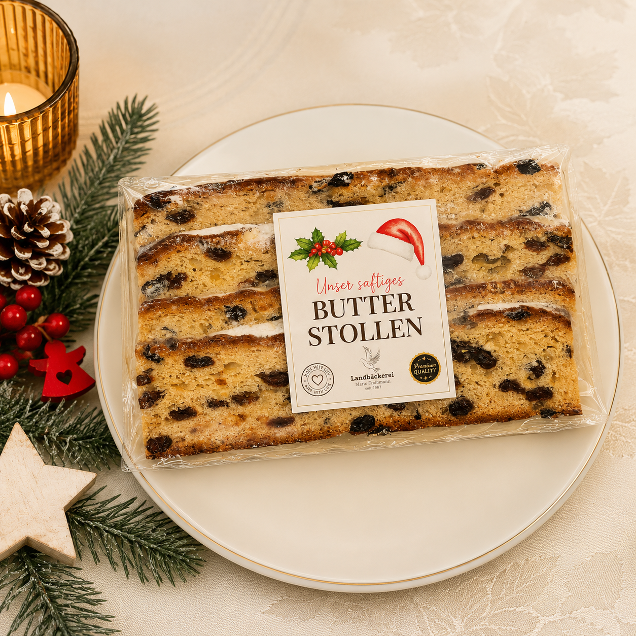 Festlicher Butterschnittstollen verpackt in Weihnachtsdeko